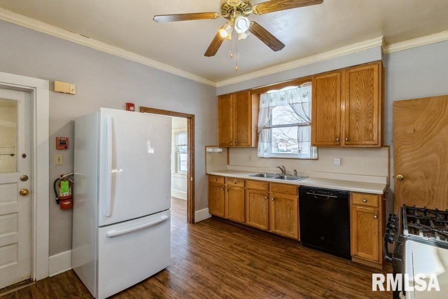 402 South 4th Street Clinton, IA 52732 - Photo 7 of 23