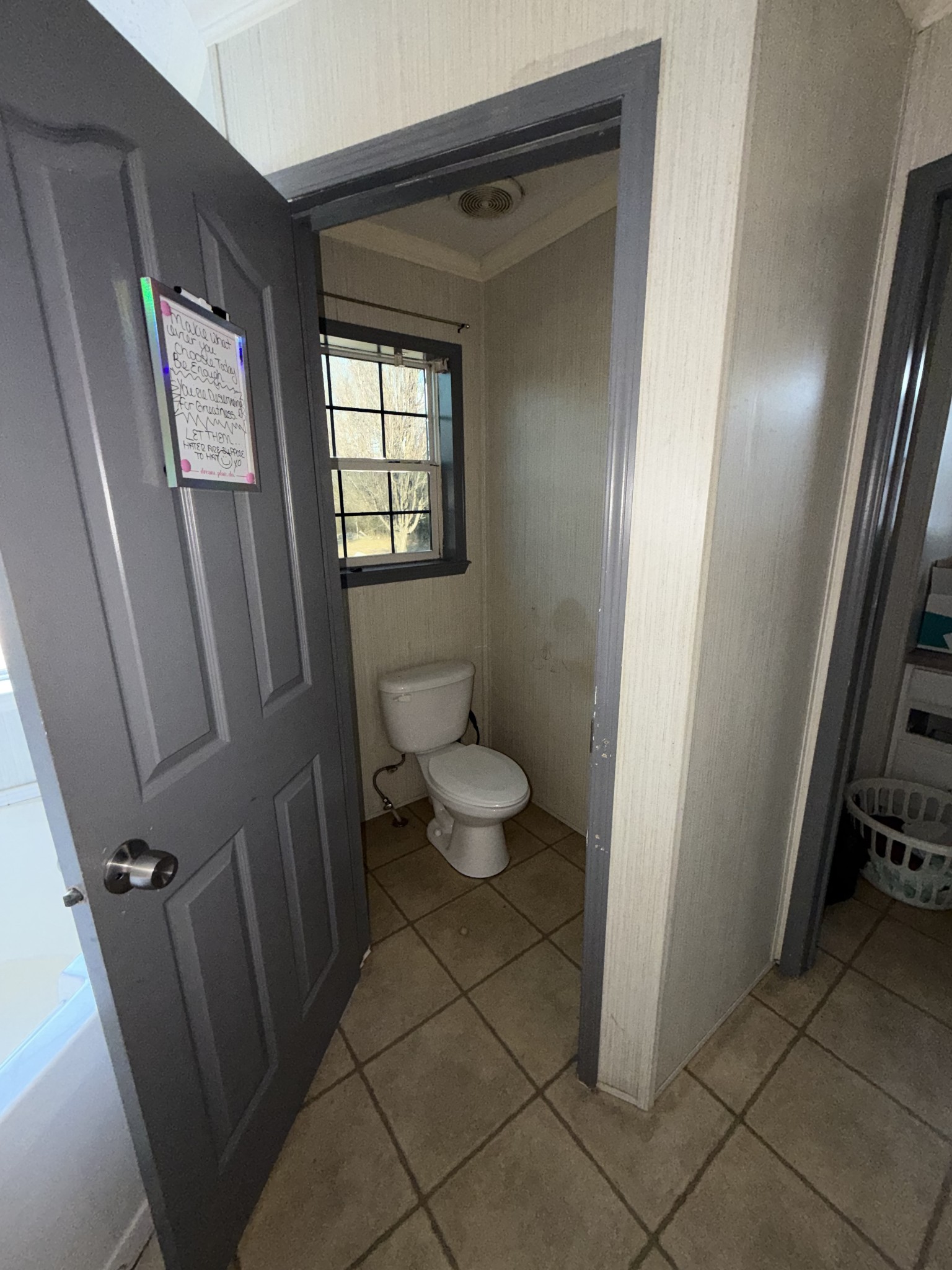 7010 Lynchburg Road Winchester, TN 37398 - Photo 10 of 22 a bathroom with a toilet and a sink
