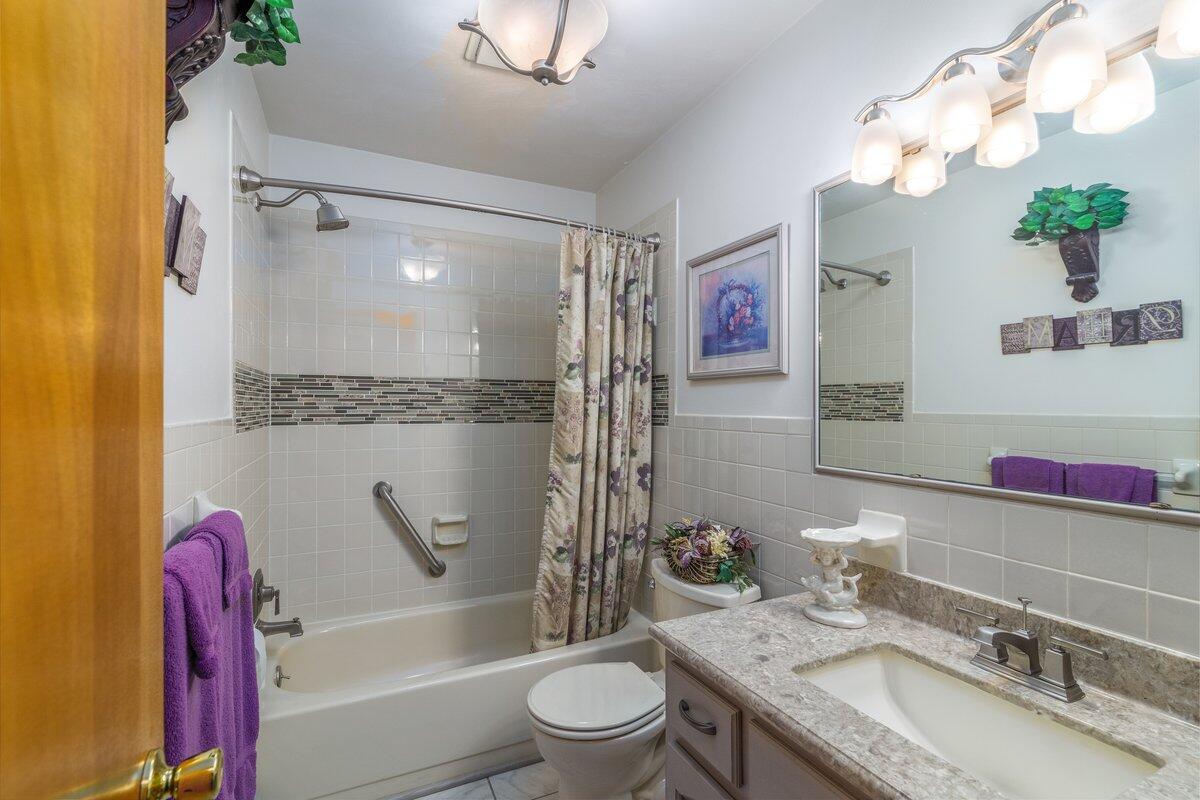 4043 Country Club Road Troutville, VA 24175 - Photo 12 of 39 Full guest bathroom