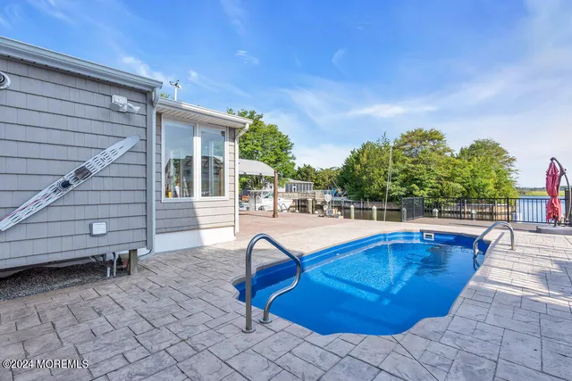 a view of entryway with a front door