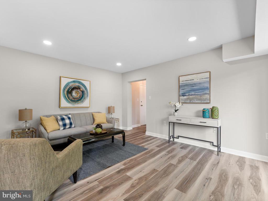 17816 Buehler Road, Unit 3A1 Olney, MD 20832 - Photo 4 of 38 Living Room