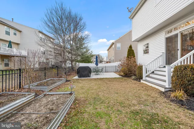 a view of backyard of the house