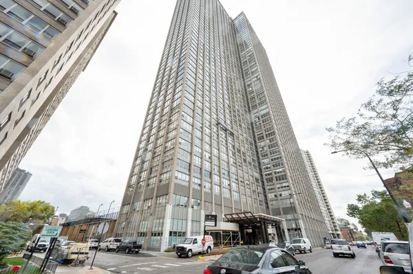 $2,500 | 655 West Irving Park Road, Unit 1815, Chicago, IL 60613