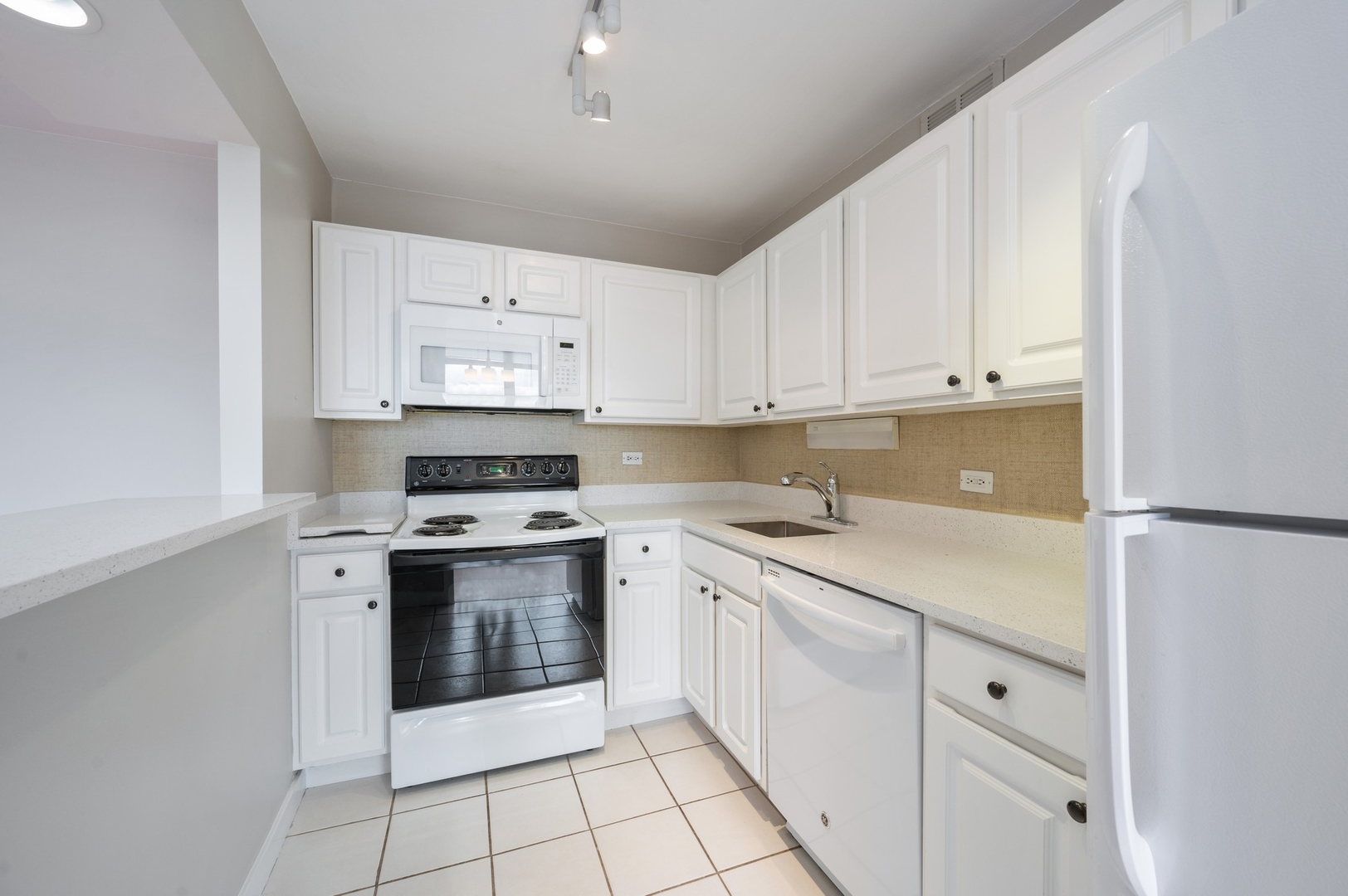 655 West Irving Park Road, Unit 1815 Chicago, IL 60613 - Photo 4 of 14