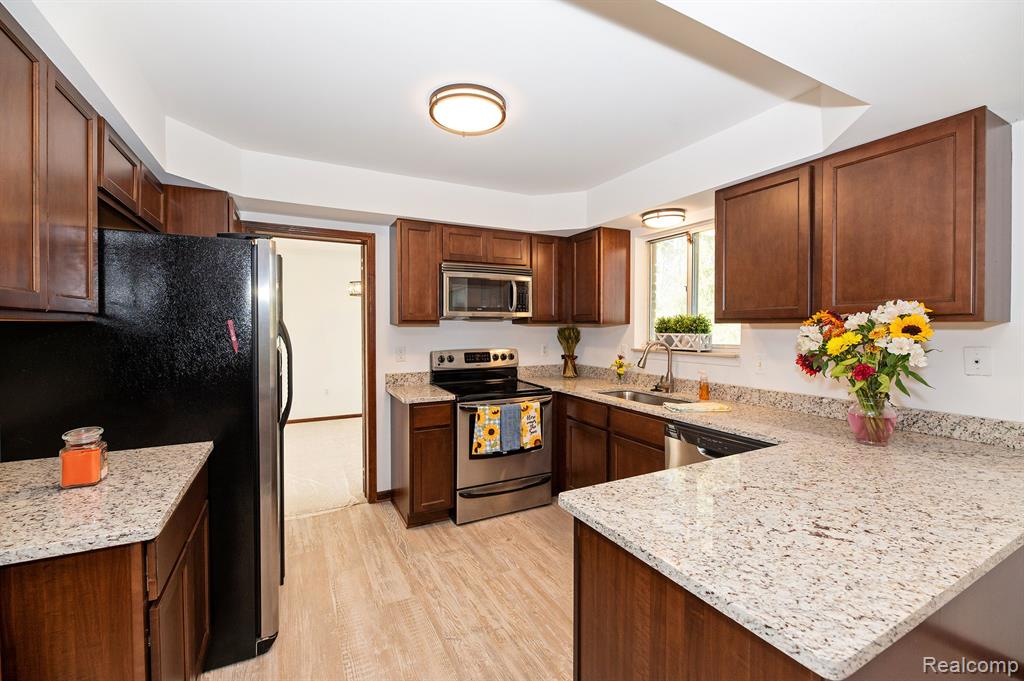 645 Lockmoore Court Rochester Hills, MI 48307 - Photo 11 of 56