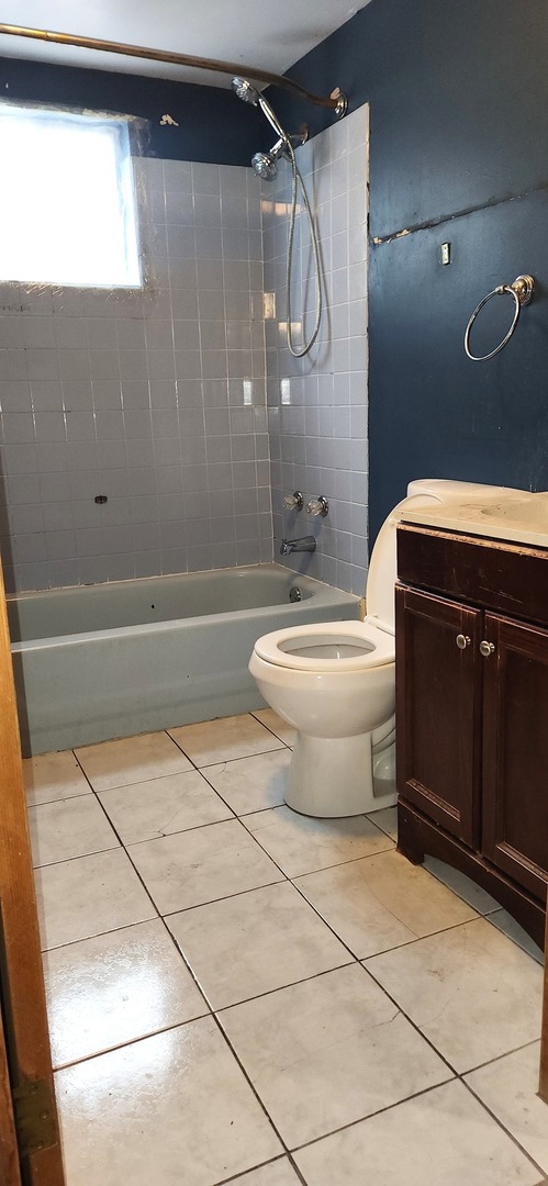 7227 South Bennett Avenue Chicago, IL 60649 - Photo 28 of 47 a bathroom with a sink a toilet and shower