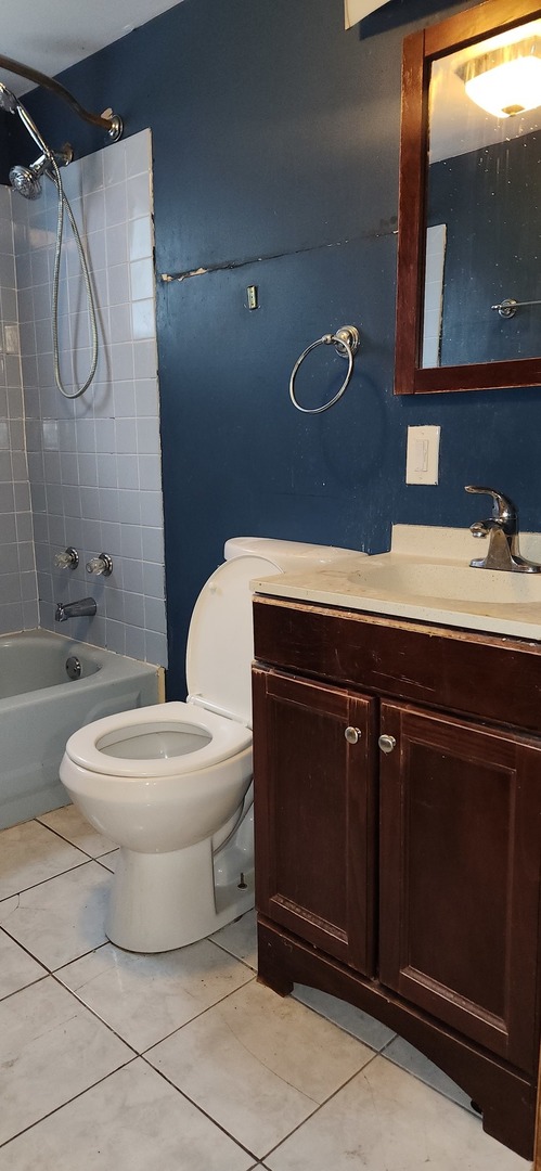 7227 South Bennett Avenue Chicago, IL 60649 - Photo 29 of 47 a bathroom with a toilet sink and mirror