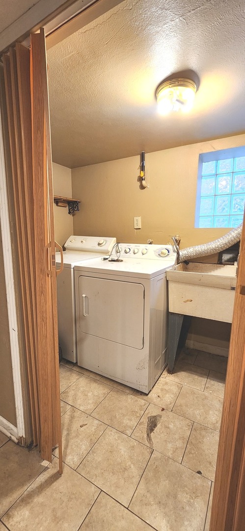 7227 South Bennett Avenue Chicago, IL 60649 - Photo 43 of 47 a utility room with washer and dryer