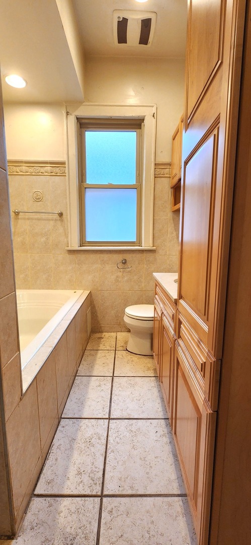 7227 South Bennett Avenue Chicago, IL 60649 - Photo 10 of 47 a bathroom with a bathtub and a sink