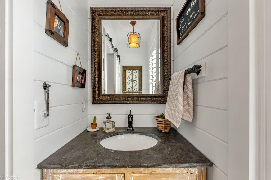 1019 Emery Circle High Point, NC 27262 - Photo 20 of 36 Powder Room