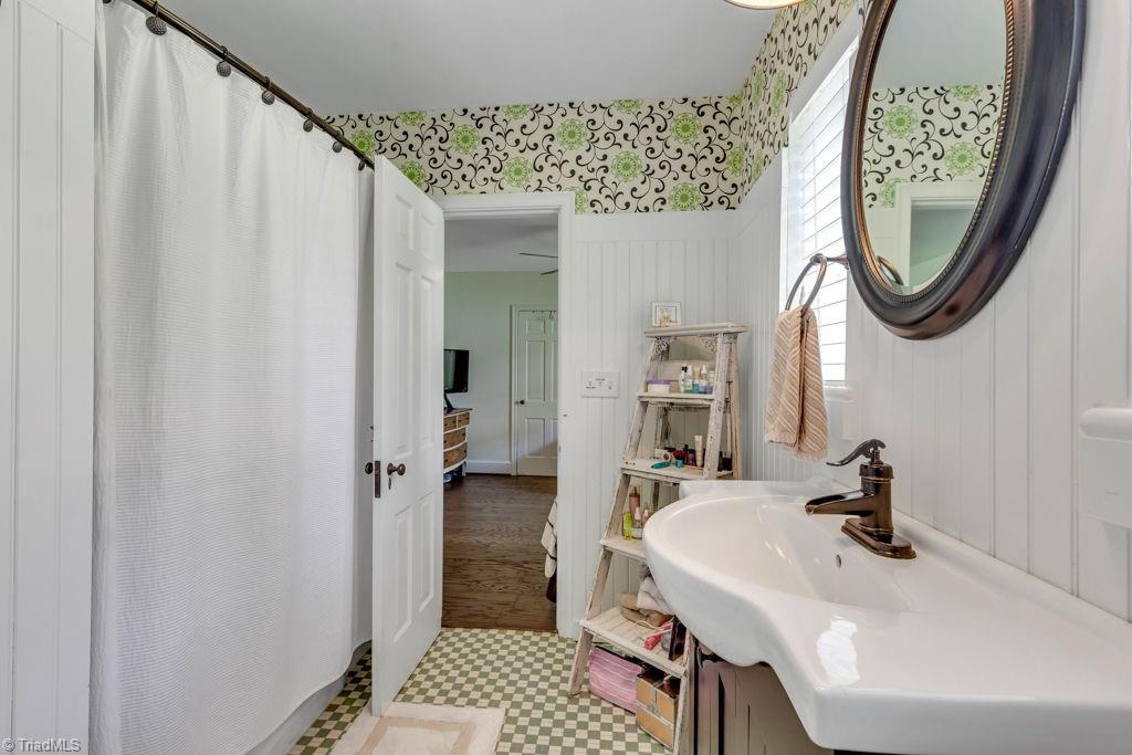 1019 Emery Circle High Point, NC 27262 - Photo 26 of 36 Jack and Jill Bath