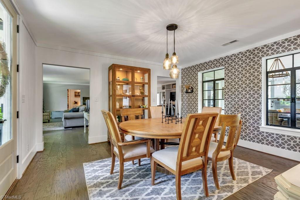 1019 Emery Circle High Point, NC 27262 - Photo 5 of 36 Bright and Airy Dining Room