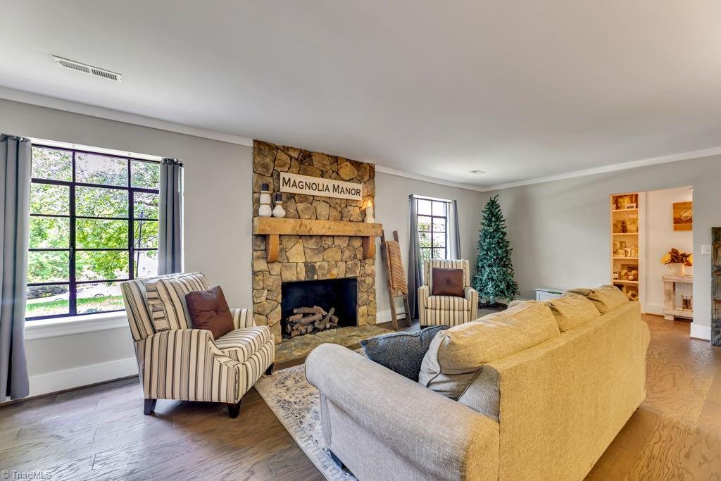 1019 Emery Circle High Point, NC 27262 - Photo 8 of 36 Handsome Living Room