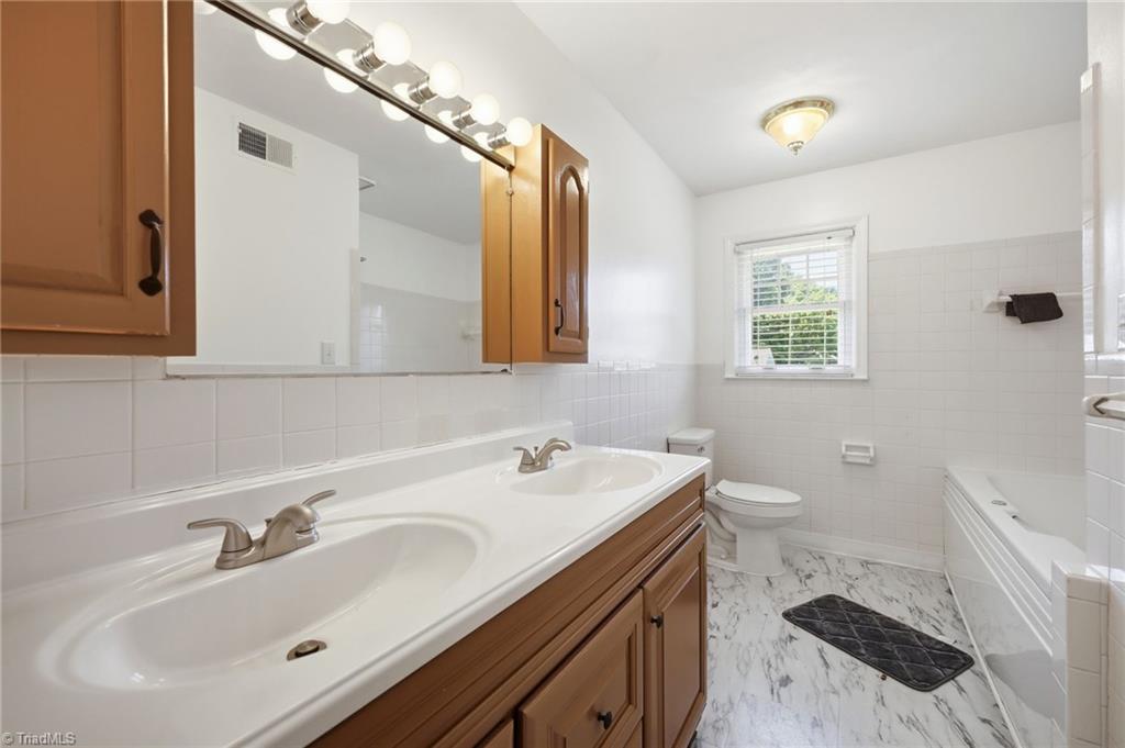 850 Minorcas Road Winston-Salem, NC 27106 - Photo 21 of 37 hall bath