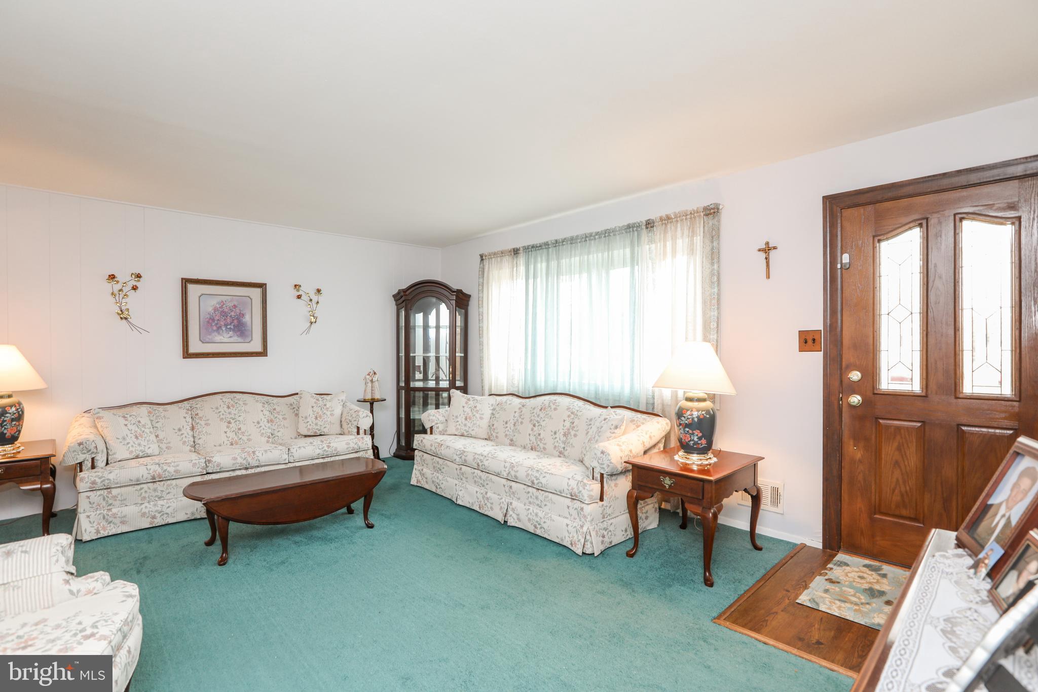 1027 Estates Boulevard Hamilton, NJ 08690 - Photo 4 of 33 Living room