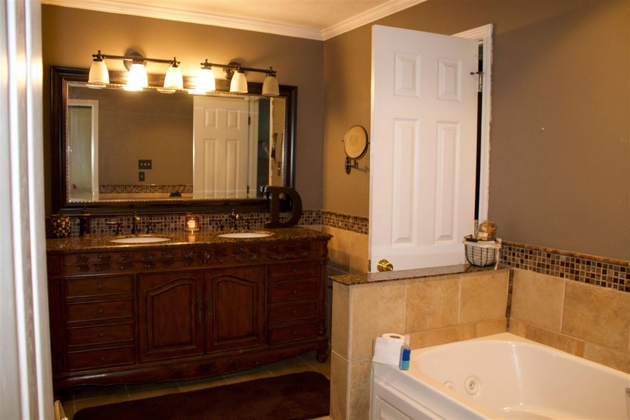 91 Collins Street Ripley, TN 38063 - Photo 10 of 18 a bathroom with a bathtub and a sink