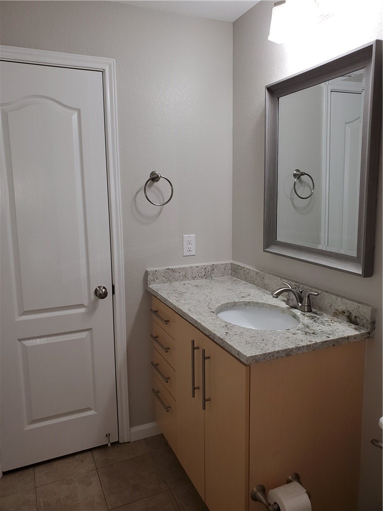 11203 Ranch Road 2222, Unit 302 Austin, TX 78732 - Photo 9 of 18 2nd bedroom full bath with storage closet