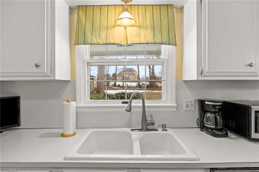 219 Prestwick Drive High Point, NC 27265 - Photo 14 of 46