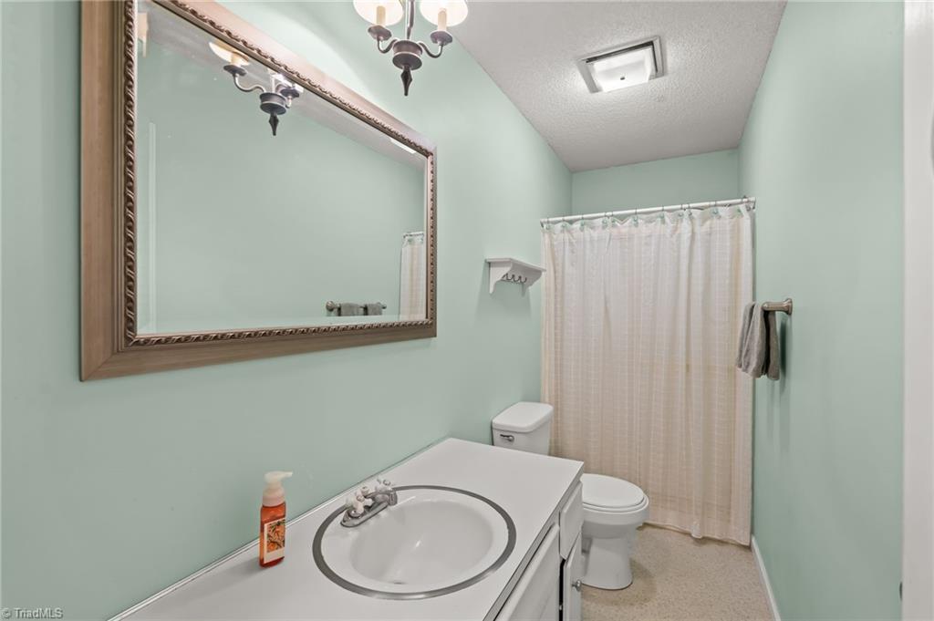 219 Prestwick Drive High Point, NC 27265 - Photo 24 of 46 1st Floor Full Bath