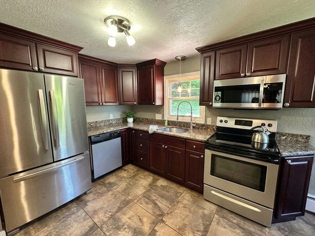 170 Treetop Avenue Springfield, MA 01118 - Photo 4 of 25