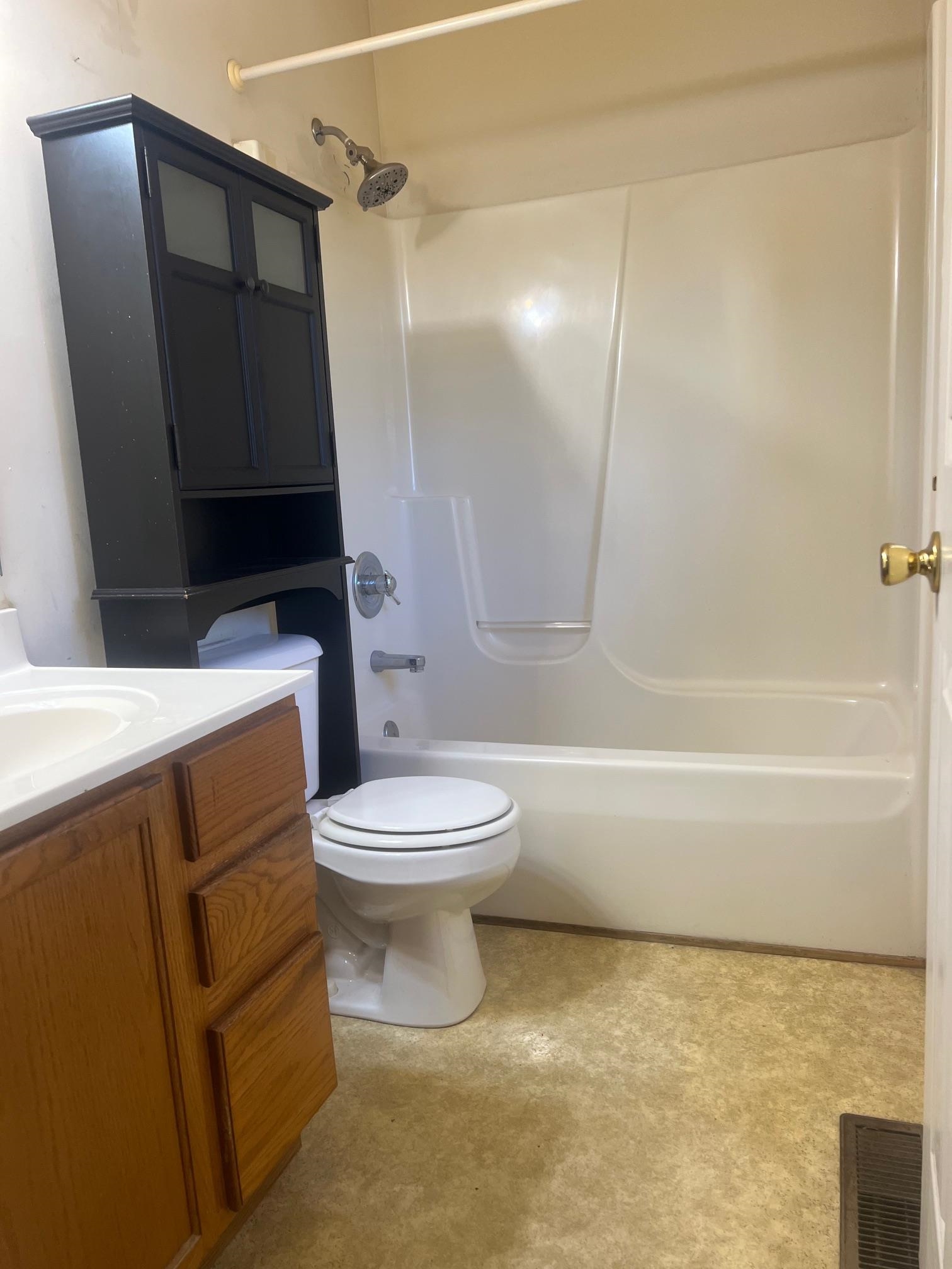 512 F Street Staunton, VA 24401 - Photo 20 of 27 a bathroom with a toilet a sink and bathtub
