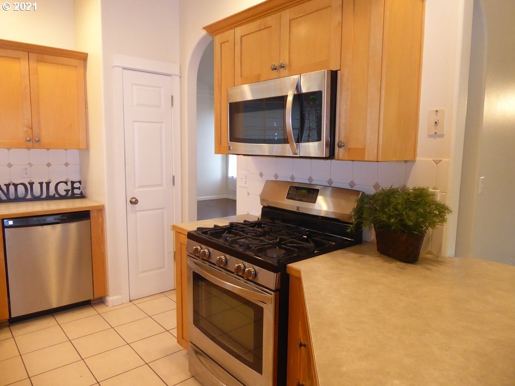 3896 Osage Street Springfield, OR 97478 - Photo 9 of 22