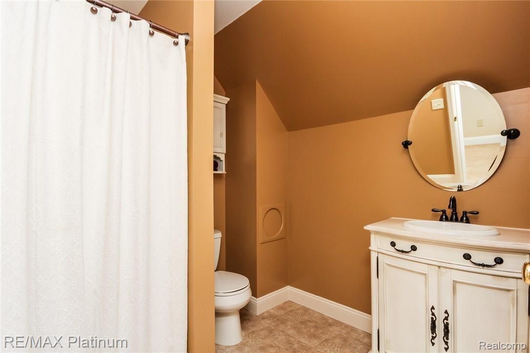 6945 Gawley Road Pinckney, MI 48169 - Photo 54 of 76 2nd level, 3rd full bath, notice the laundry shoot~