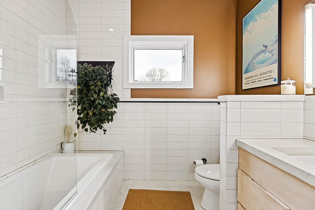 21 Johnson Road Falmouth, ME 04105 - Photo 41 of 72 Primary Bedroom Bathroom