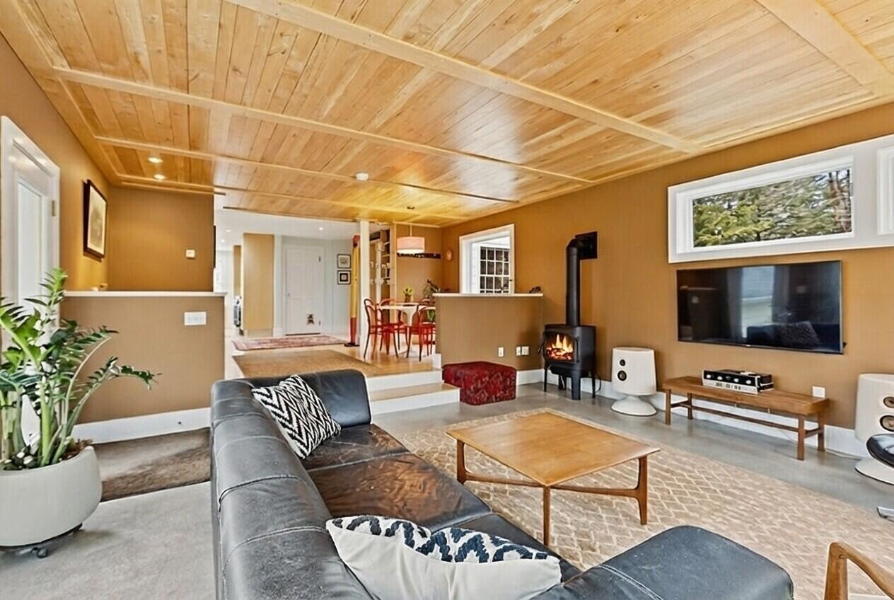 21 Johnson Road Falmouth, ME 04105 - Photo 10 of 71 Living Room