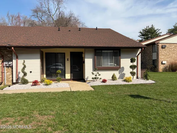 $385,000 | 70 Overlook Way, Unit E, Manalapan, NJ 07726