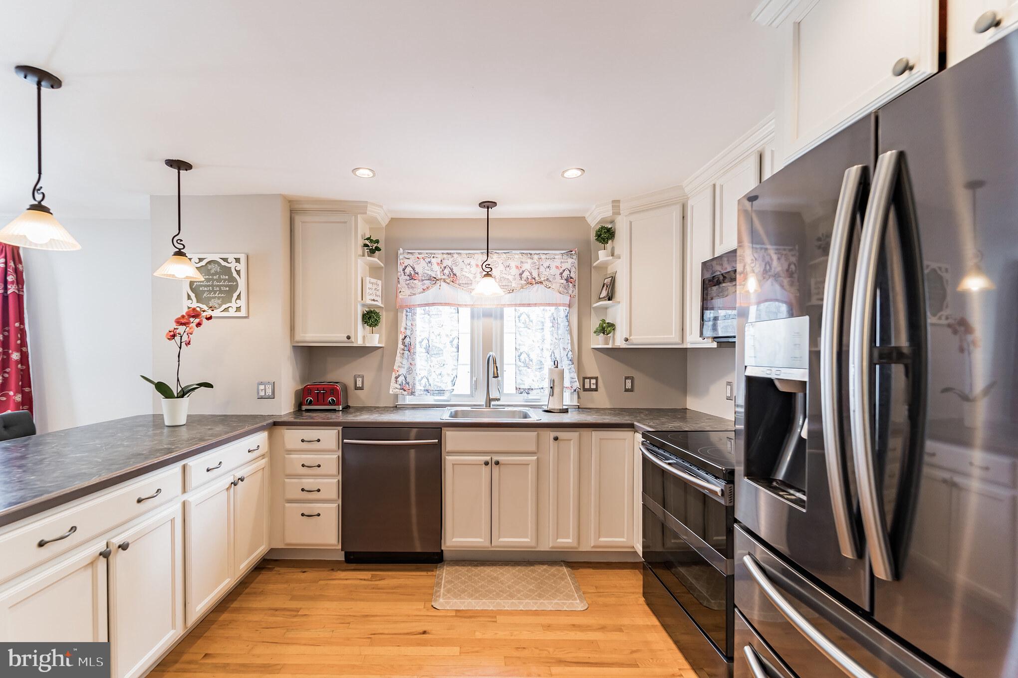 325 Fairview Road Woodlyn, PA 19094 - Photo 4 of 29 Ample cabinet and counter space