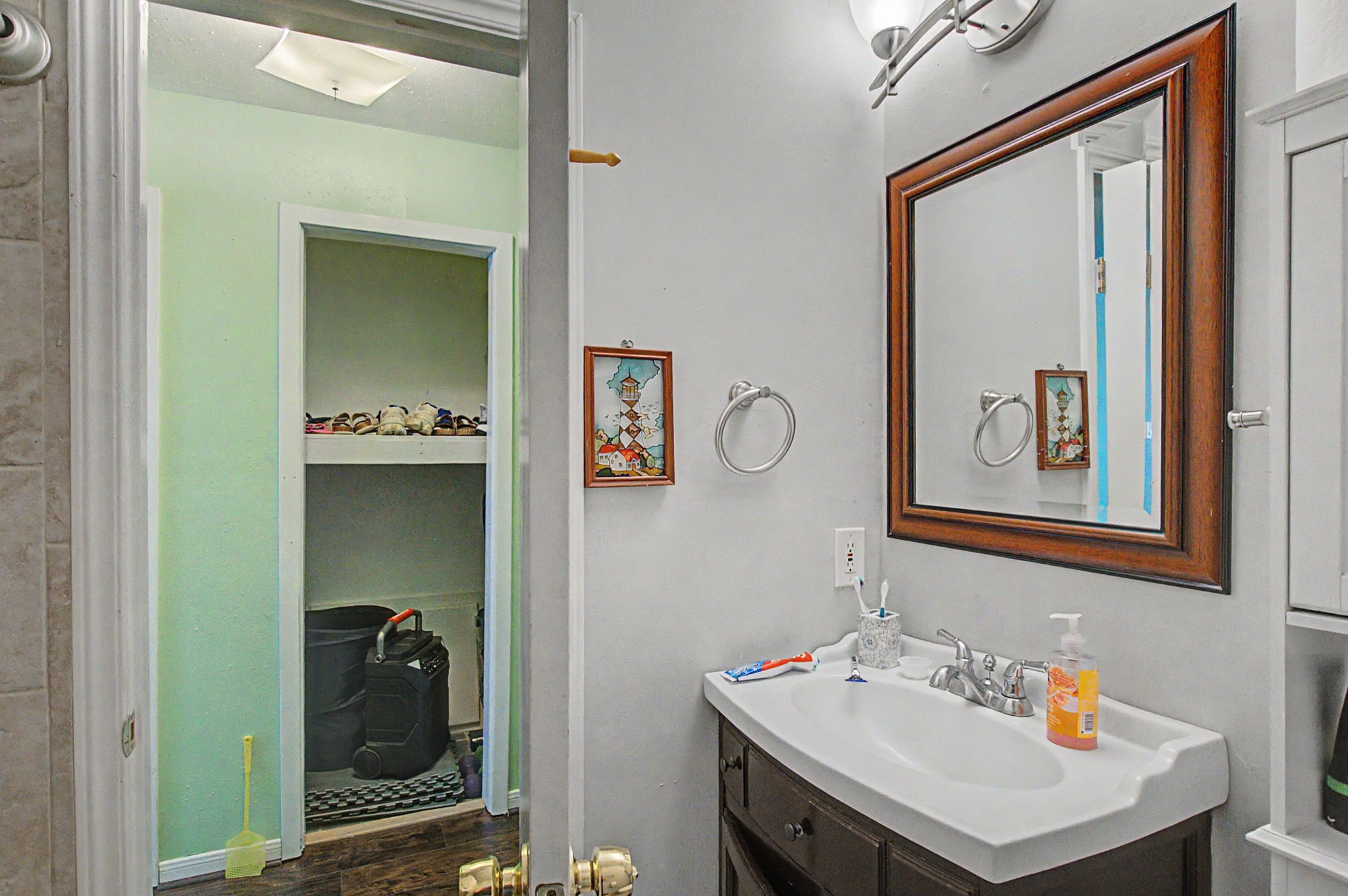 10034 Alfred Lane Houston, TX 77041 - Photo 32 of 50 Another view of the bathroom.