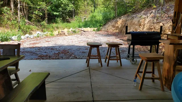 a view of a backyard