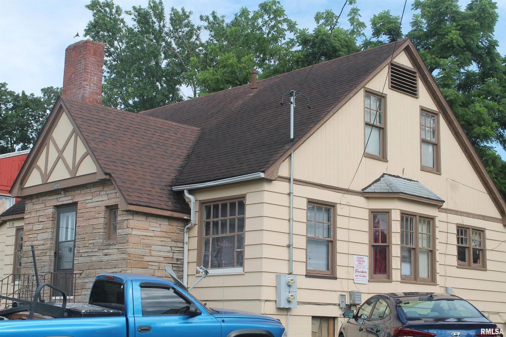 605 West Freeman Street Carbondale, IL 62901 - Photo 1 of 13 a view of a house with a yard