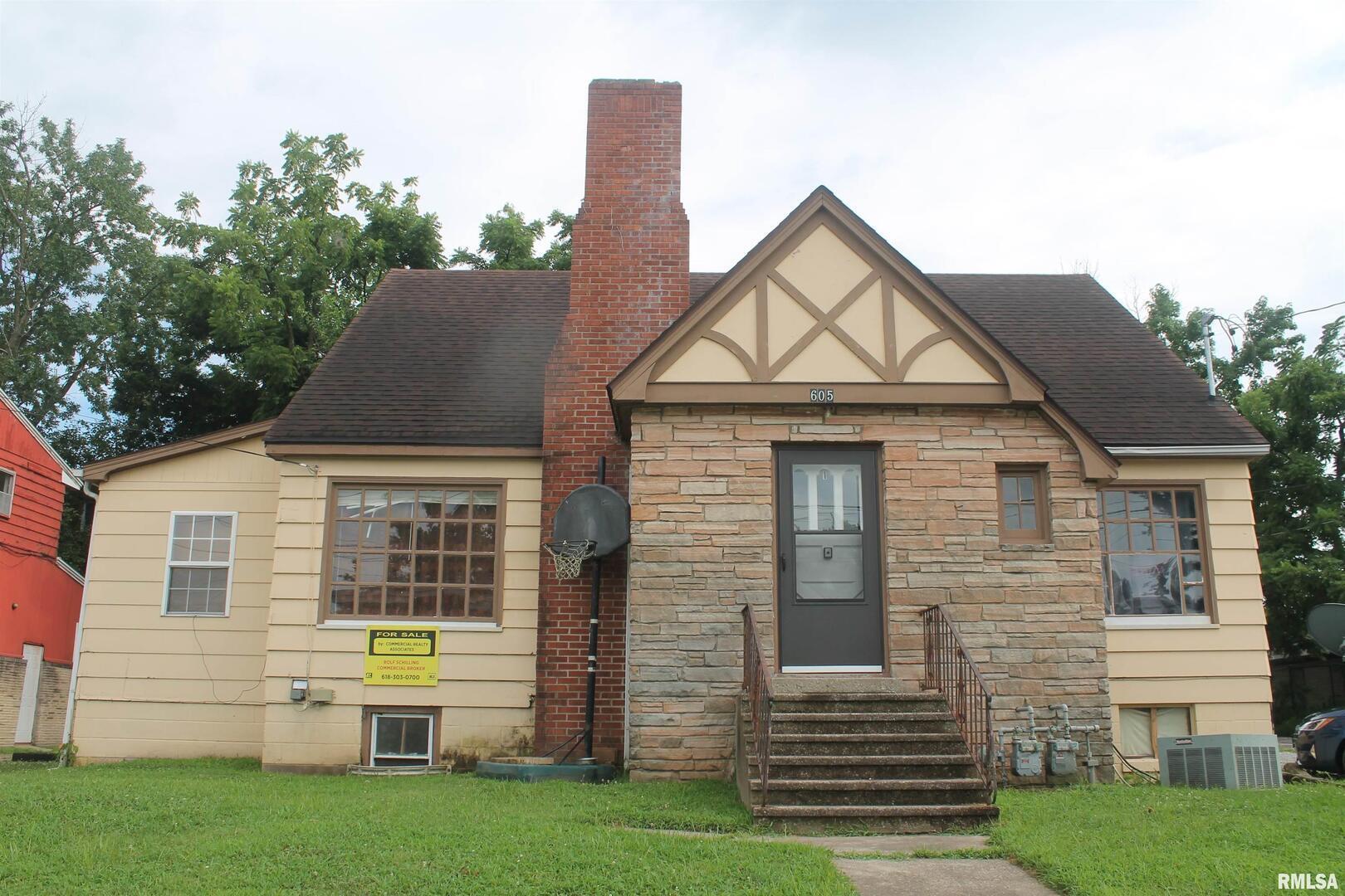 605 West Freeman Street Carbondale, IL 62901 - Photo 2 of 13 a front view of a house with a yard