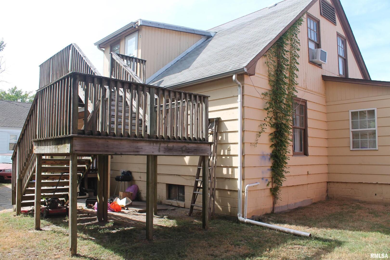 605 West Freeman Street Carbondale, IL 62901 - Photo 4 of 13 a view of a house with a small deck