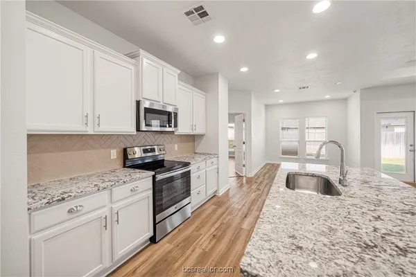 $2,500 | 2018 Brisbane Way, Bryan, TX 77807