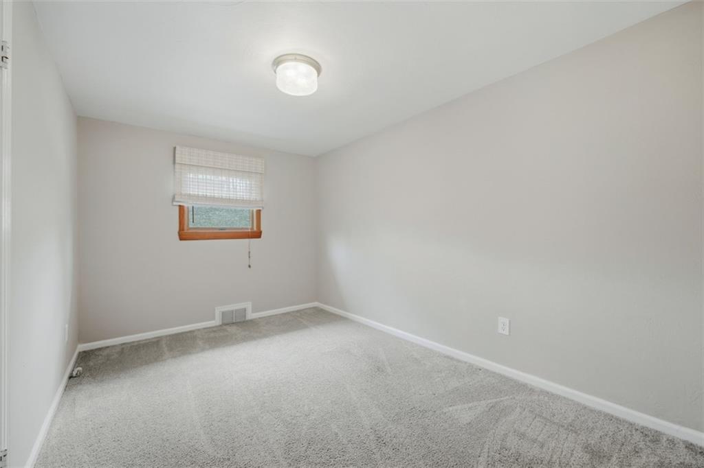 2725 Locust Drive Pittsburgh, PA 15241 - Photo 21 of 40 an empty room with a workbench
