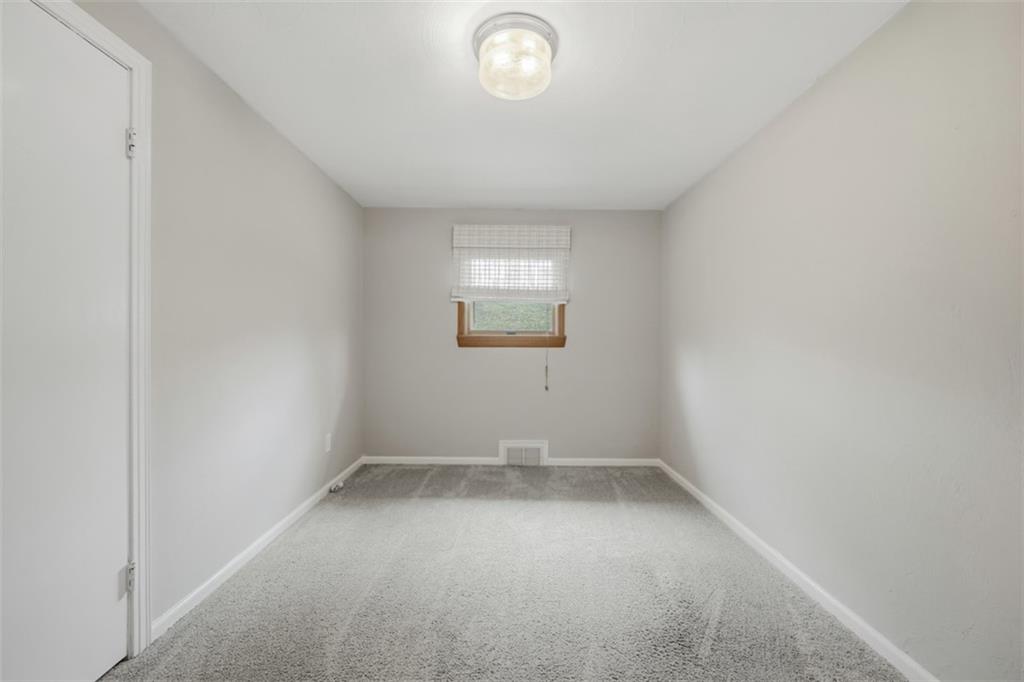2725 Locust Drive Pittsburgh, PA 15241 - Photo 22 of 40 an empty room with a window