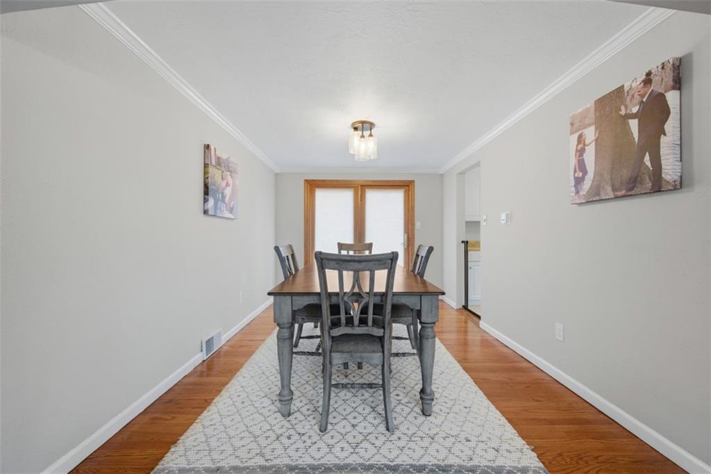 2725 Locust Drive Pittsburgh, PA 15241 - Photo 10 of 40 a dining room with wooden floor and a rug