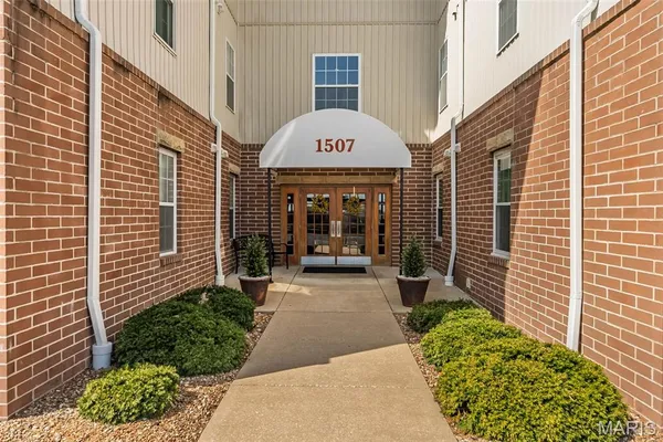 $209,900 | 1507 South Old Highway 94, Unit 308, St. Charles, MO 63303