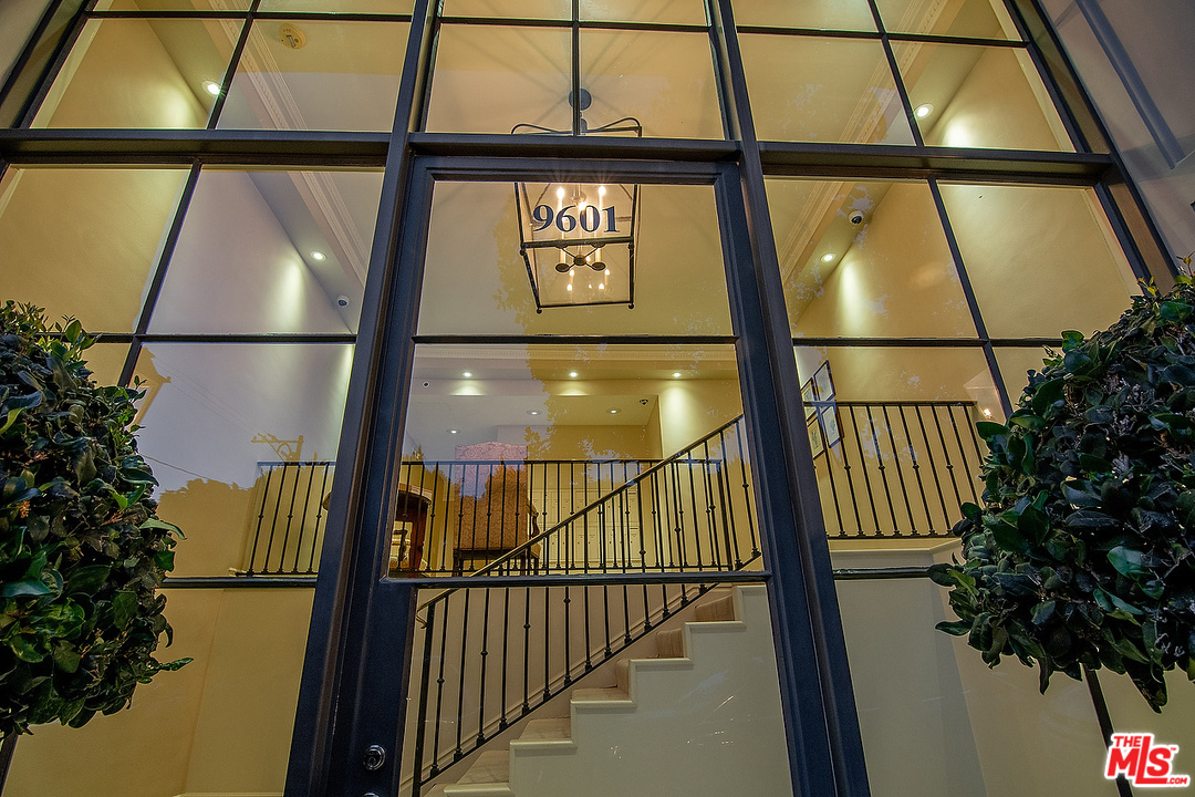 9601 Charleville Boulevard, Unit 8 Beverly Hills, CA 90212 - Photo 13 of 47 a view of entryway with a small yard