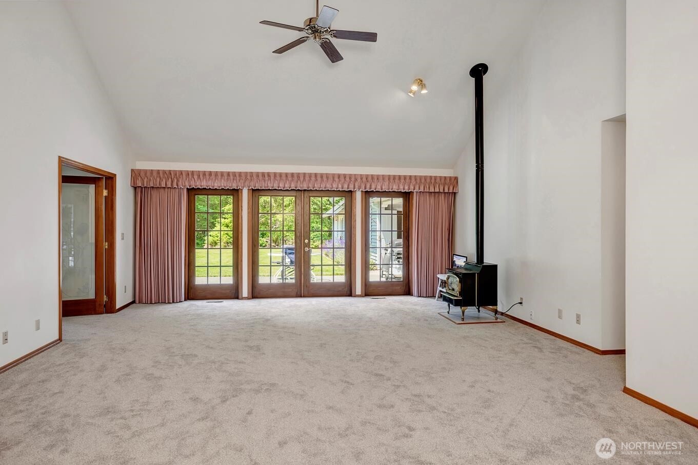 2829 Lake Langlois Road Northeast Carnation, WA 98014 - Photo 16 of 39 Gallery Image 16