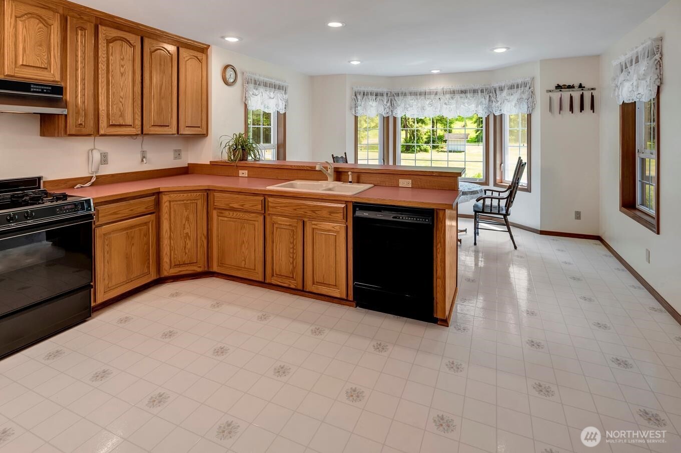 2829 Lake Langlois Road Northeast Carnation, WA 98014 - Photo 10 of 39 Gallery Image 10