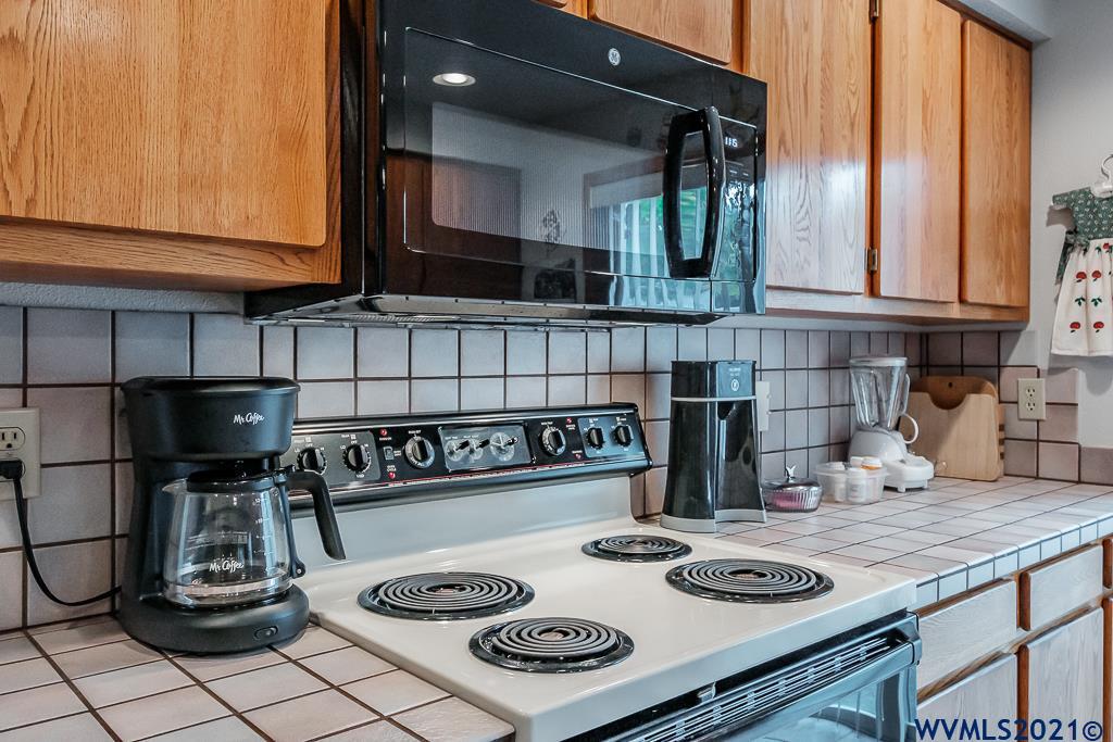 1749 Springtime Court Northeast Keizer, OR 97303 - Photo 6 of 42 Gallery Image 6