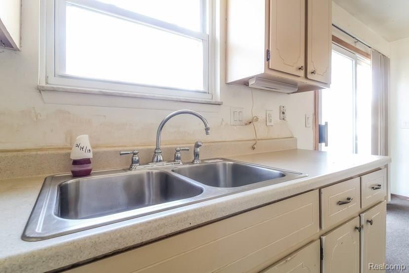 3190 Eastern Avenue Rochester, MI 48307 - Photo 11 of 25 016-5364329-small.jpg