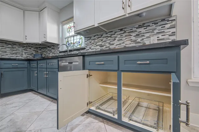 a view of an empty room with a ceiling fan