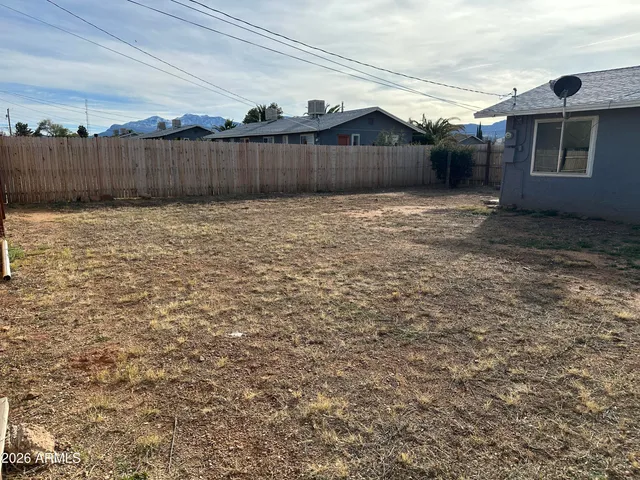 a view of a backyard