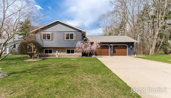 $430,000 | 19159 Pine Grove Court, Spring Lake, MI 49456
