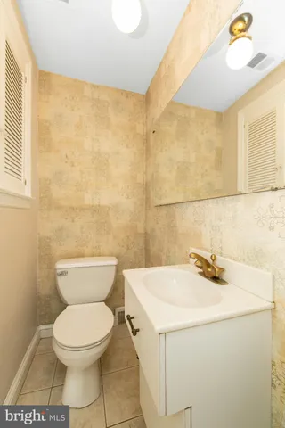 a view of empty room with a fireplace